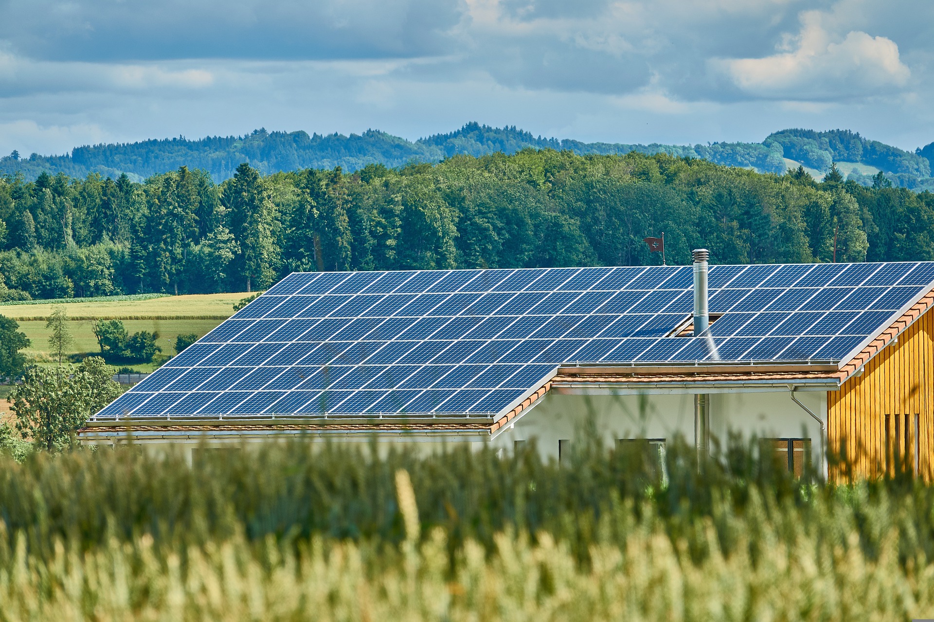 fotovoltaické panely na střeše venkovského domu