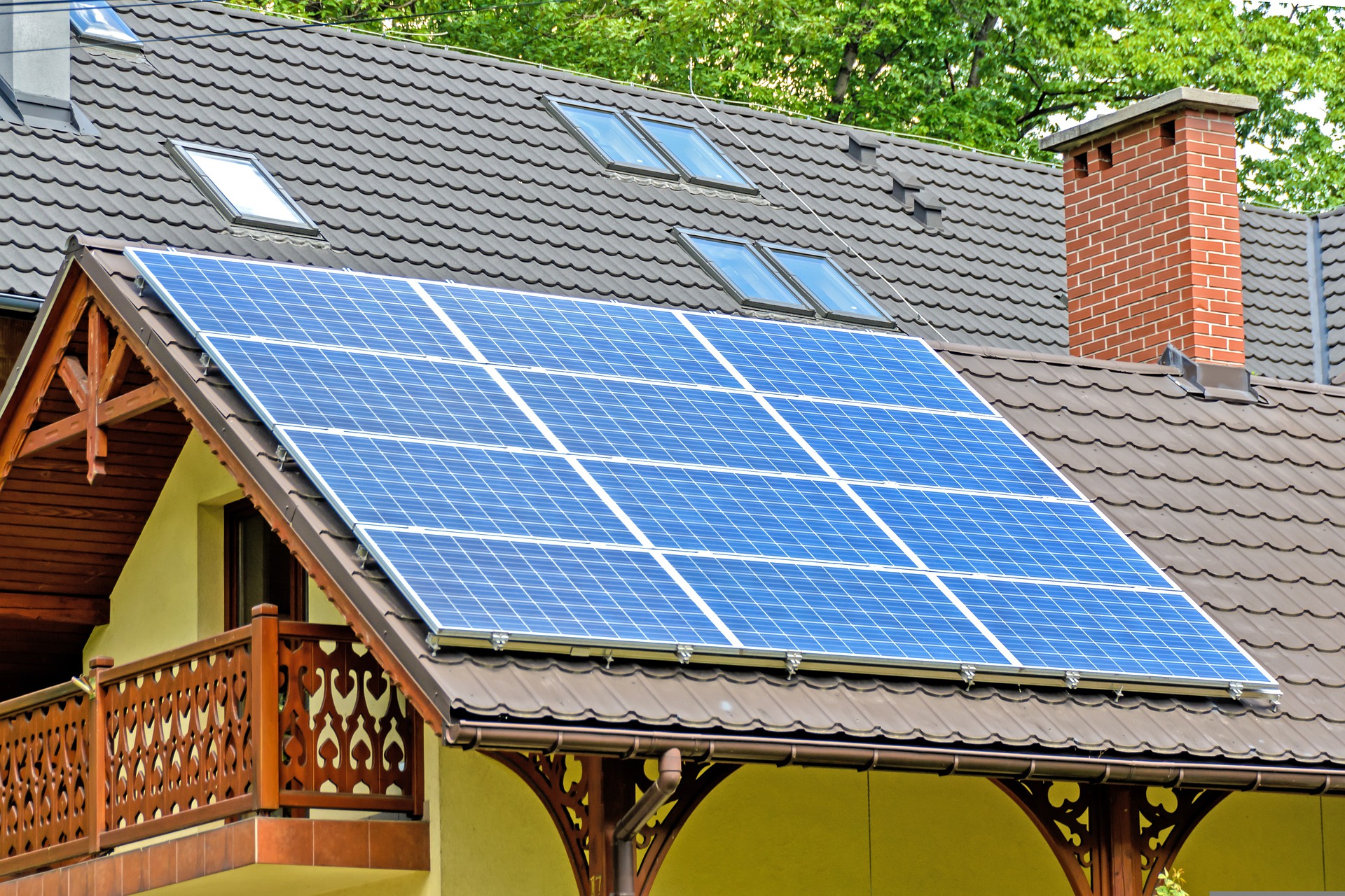 Solární panely na sedlové střeše domu